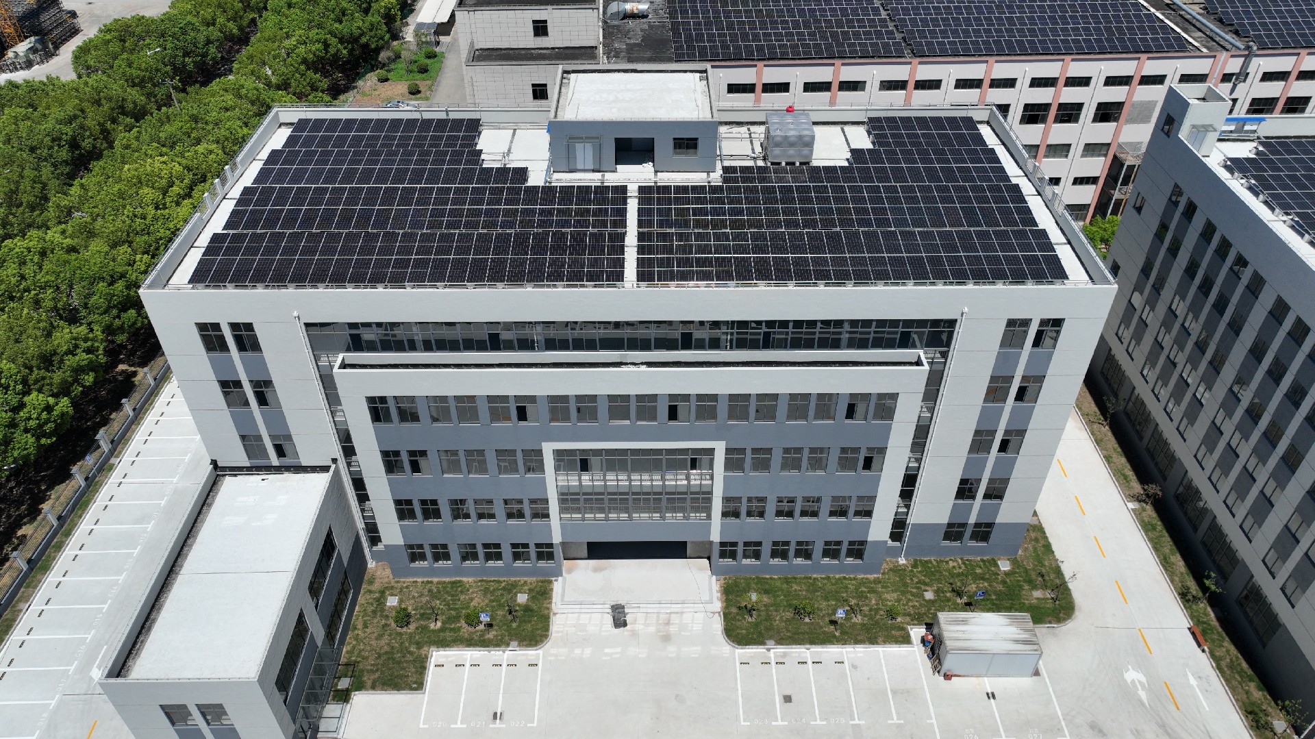 Shanghai Naiji Electric Power Group Launches 830KW Grid-Connected PV Project, Pioneering Green Transformation